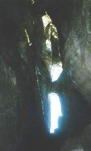 Пещера. Трещины в своде
	(15.1КБ)